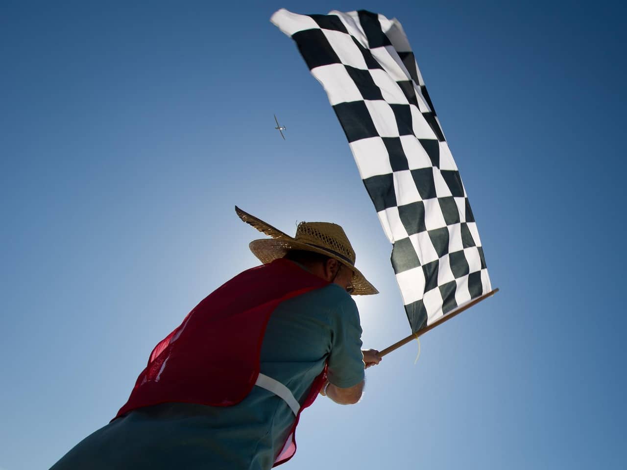 persona agitando una bandera
